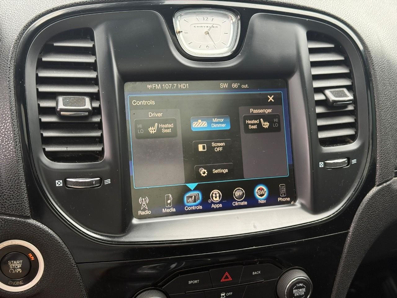 Chrysler 300 Vehicle Full-screen Gallery Image 23