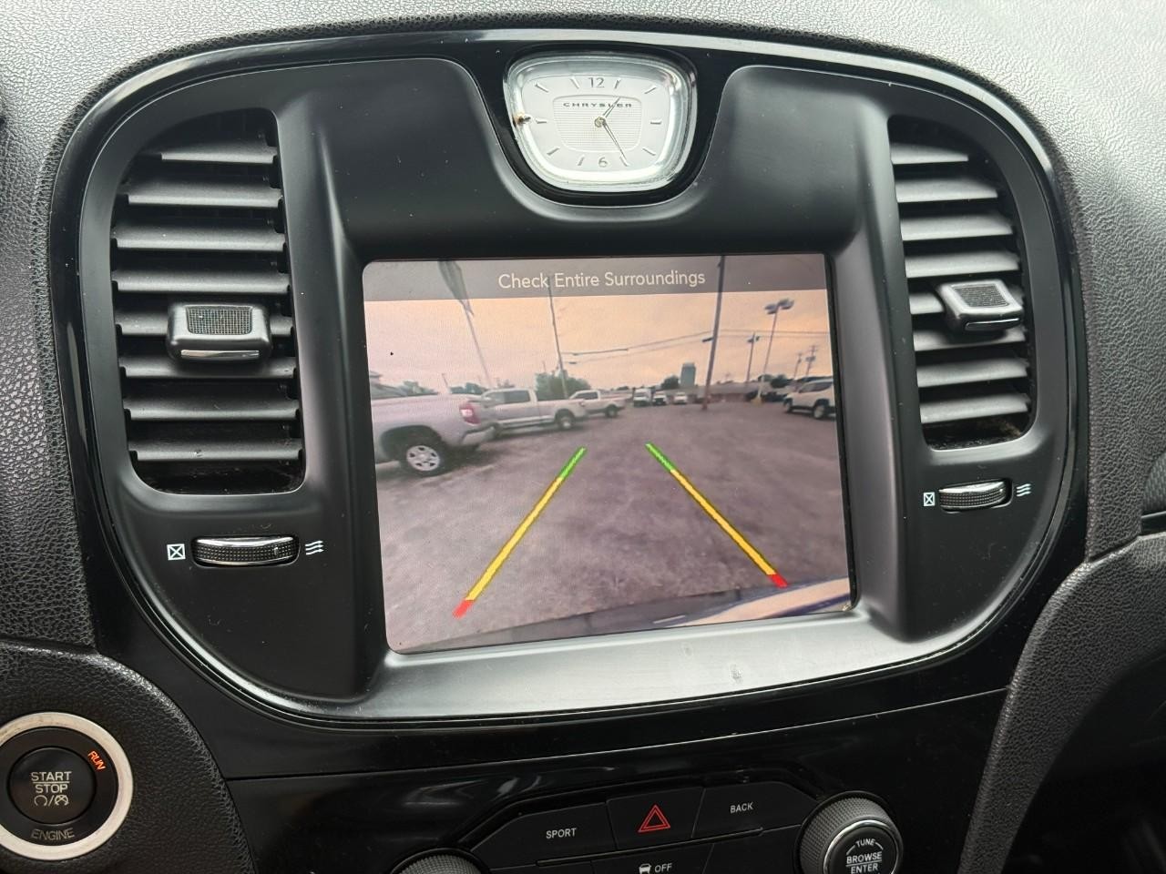 Chrysler 300 Vehicle Full-screen Gallery Image 24
