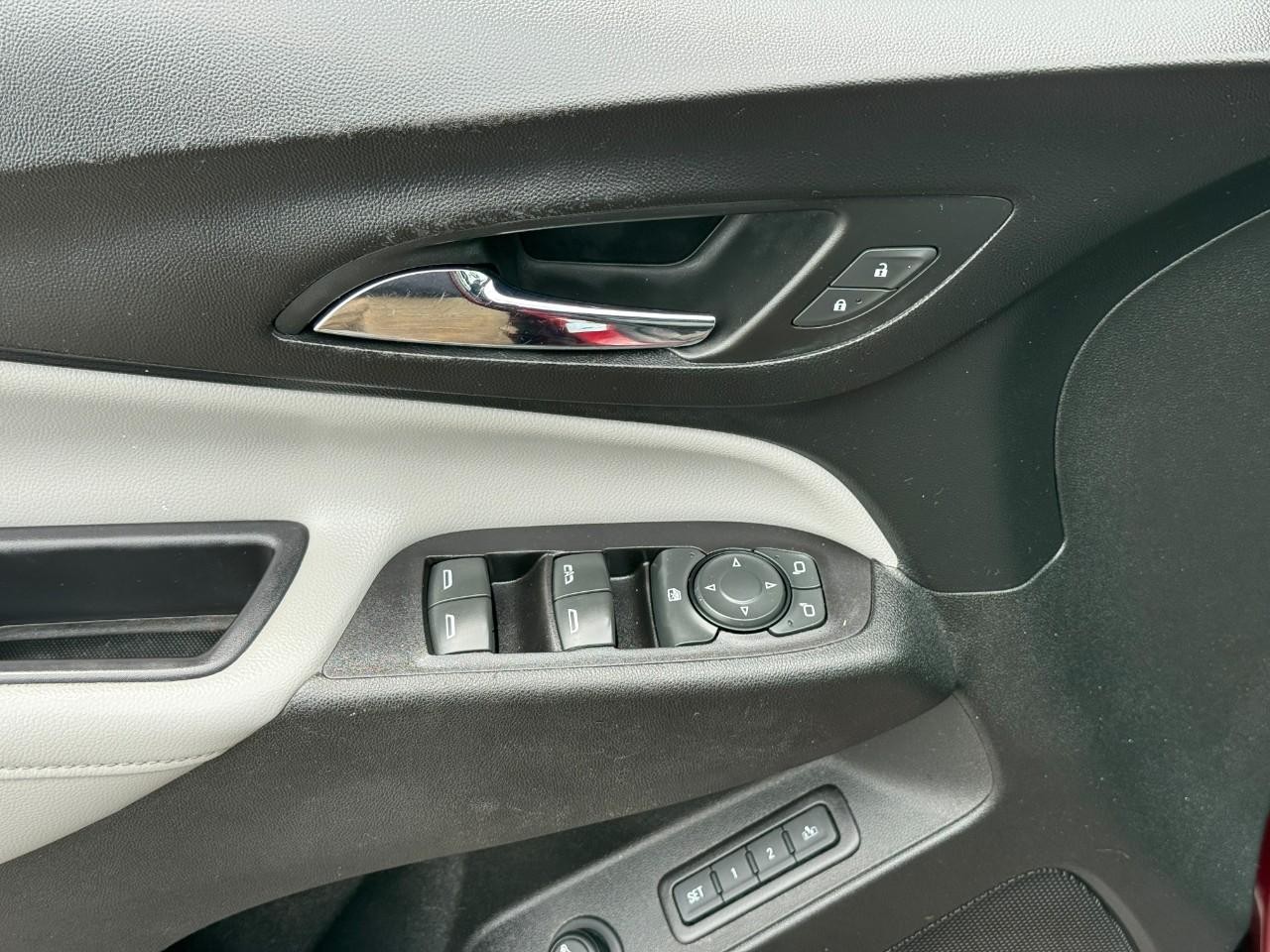 Chevrolet Equinox Vehicle Full-screen Gallery Image 17