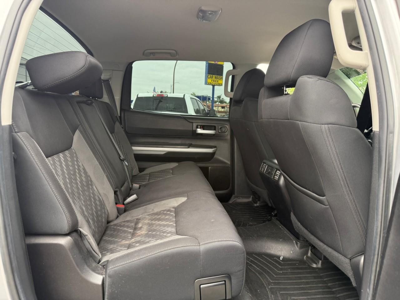 Toyota Tundra 2WD Vehicle Full-screen Gallery Image 09