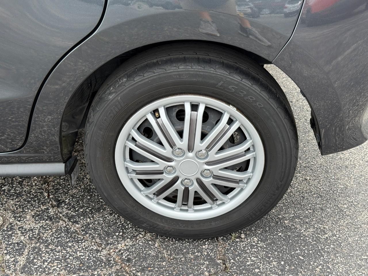 Mitsubishi Mirage Vehicle Full-screen Gallery Image 06