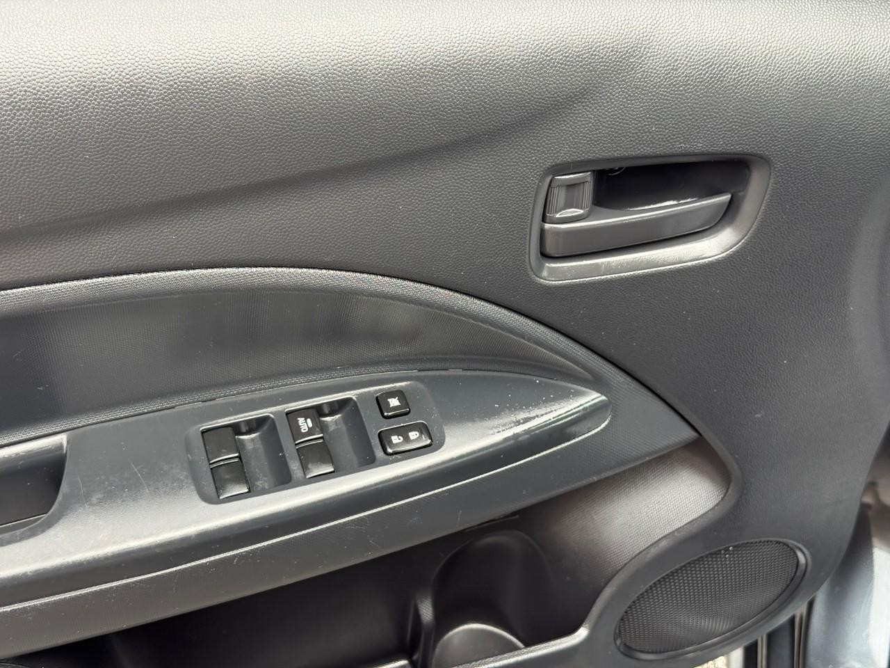 Mitsubishi Mirage Vehicle Full-screen Gallery Image 16