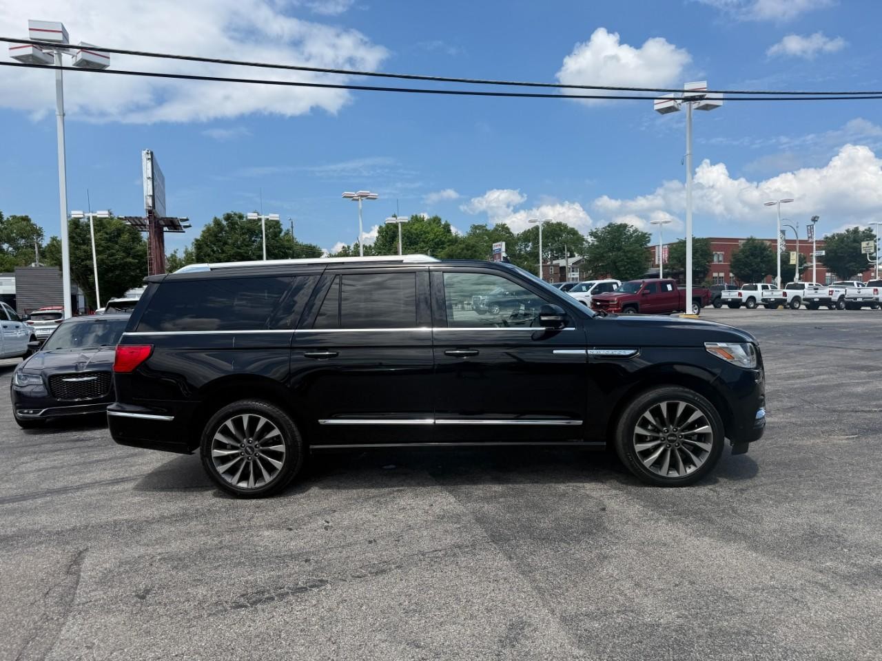 Lincoln Navigator L Vehicle Full-screen Gallery Image 05