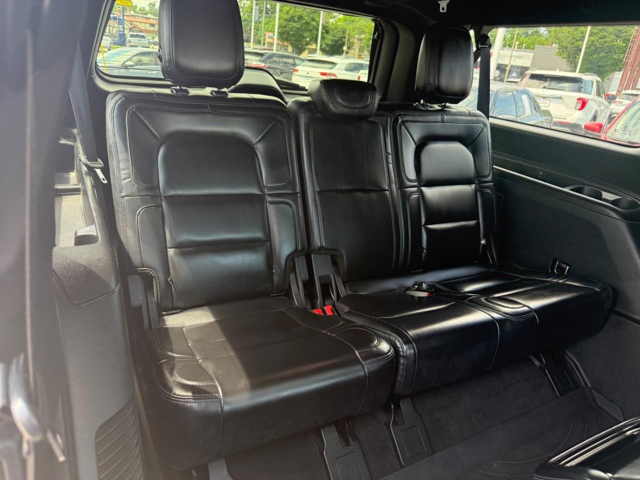 Lincoln Navigator L Vehicle Full-screen Gallery Image 09