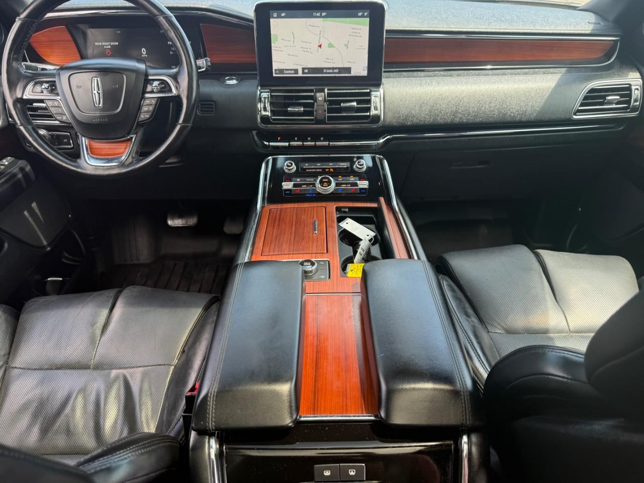 Lincoln Navigator L Vehicle Full-screen Gallery Image 10