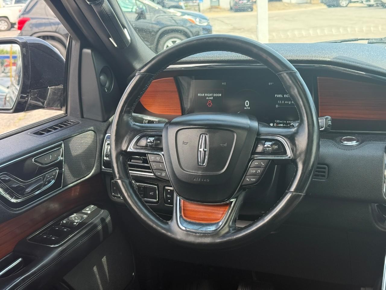 Lincoln Navigator L Vehicle Full-screen Gallery Image 11