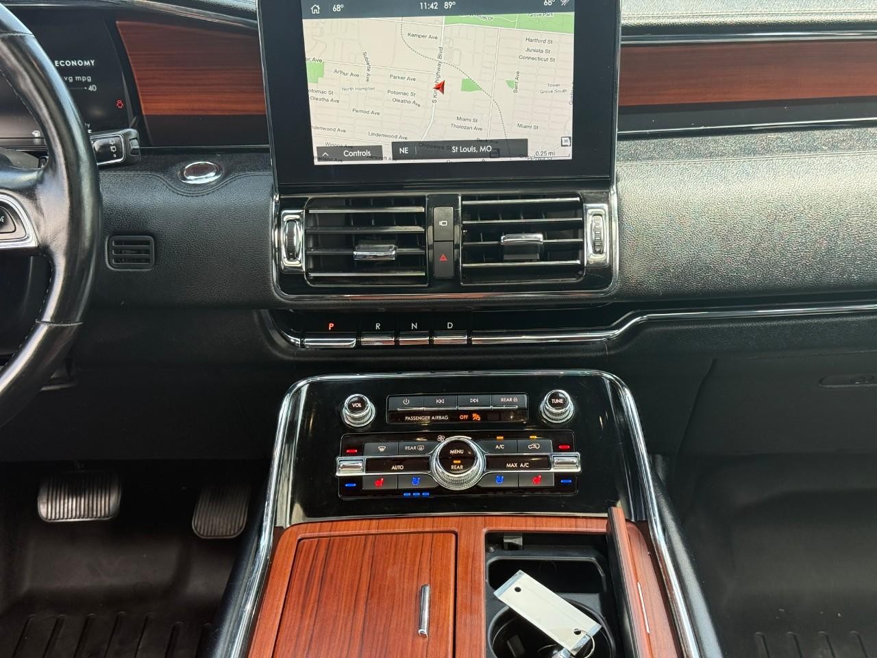 Lincoln Navigator L Vehicle Full-screen Gallery Image 13