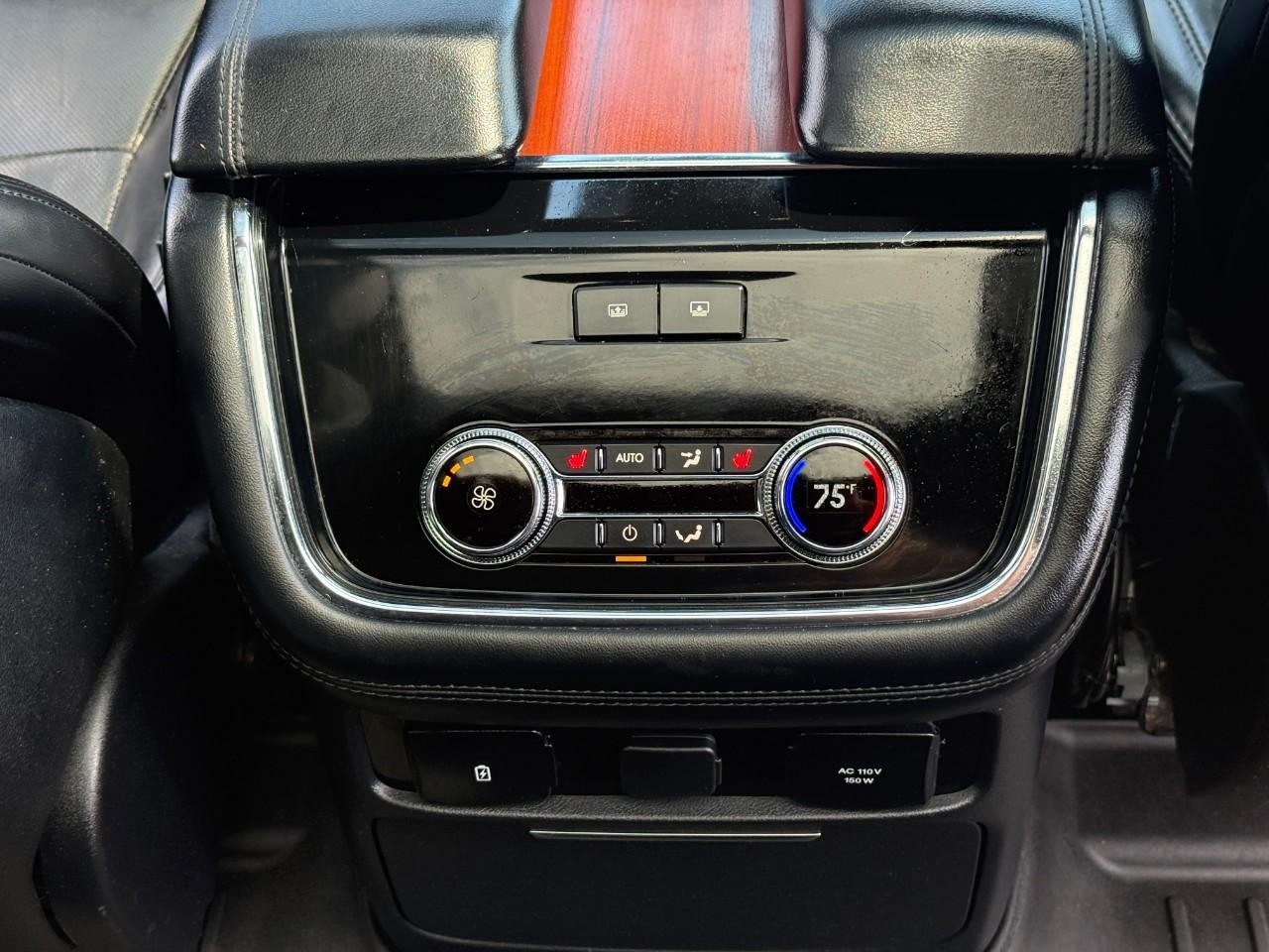 Lincoln Navigator L Vehicle Full-screen Gallery Image 14