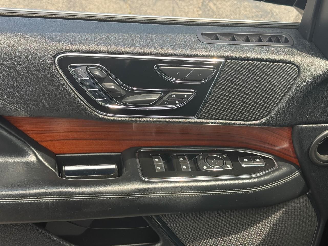 Lincoln Navigator L Vehicle Full-screen Gallery Image 15