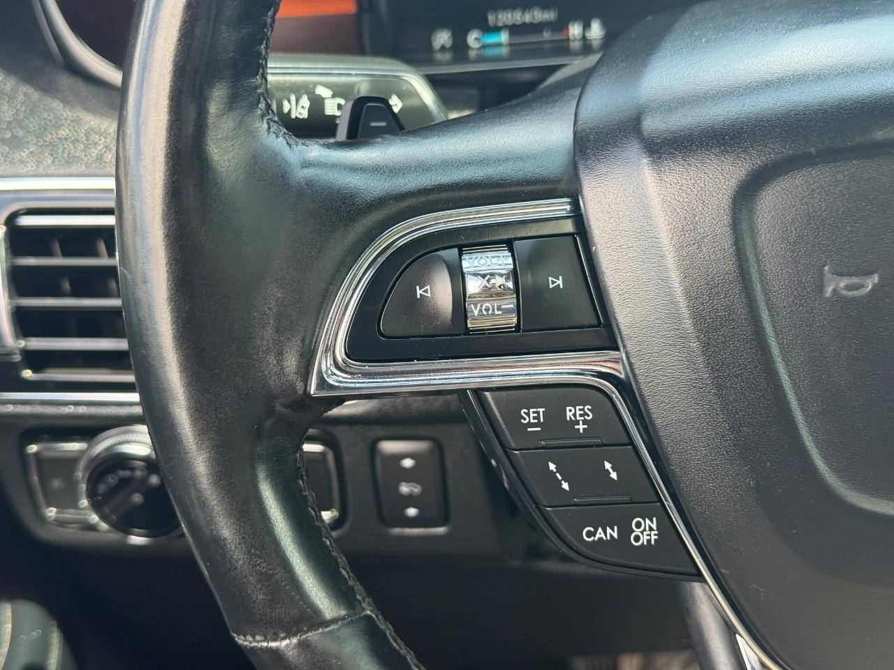 Lincoln Navigator L Vehicle Full-screen Gallery Image 18