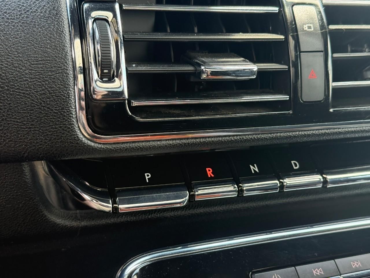 Lincoln Navigator L Vehicle Full-screen Gallery Image 21