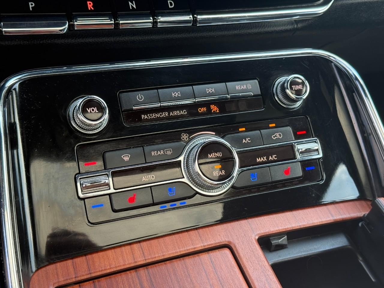 Lincoln Navigator L Vehicle Full-screen Gallery Image 22