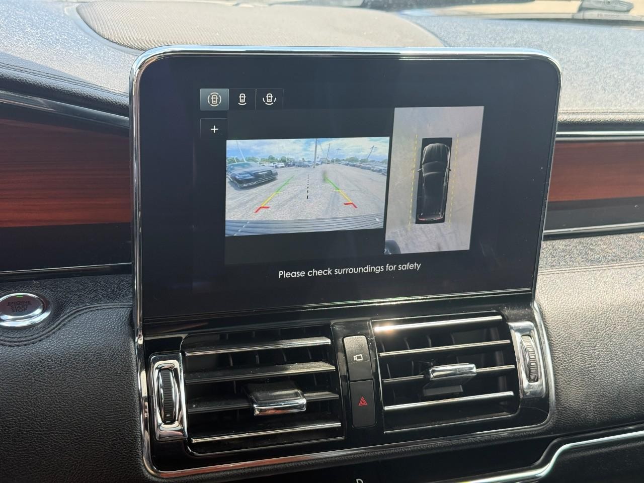 Lincoln Navigator L Vehicle Full-screen Gallery Image 23