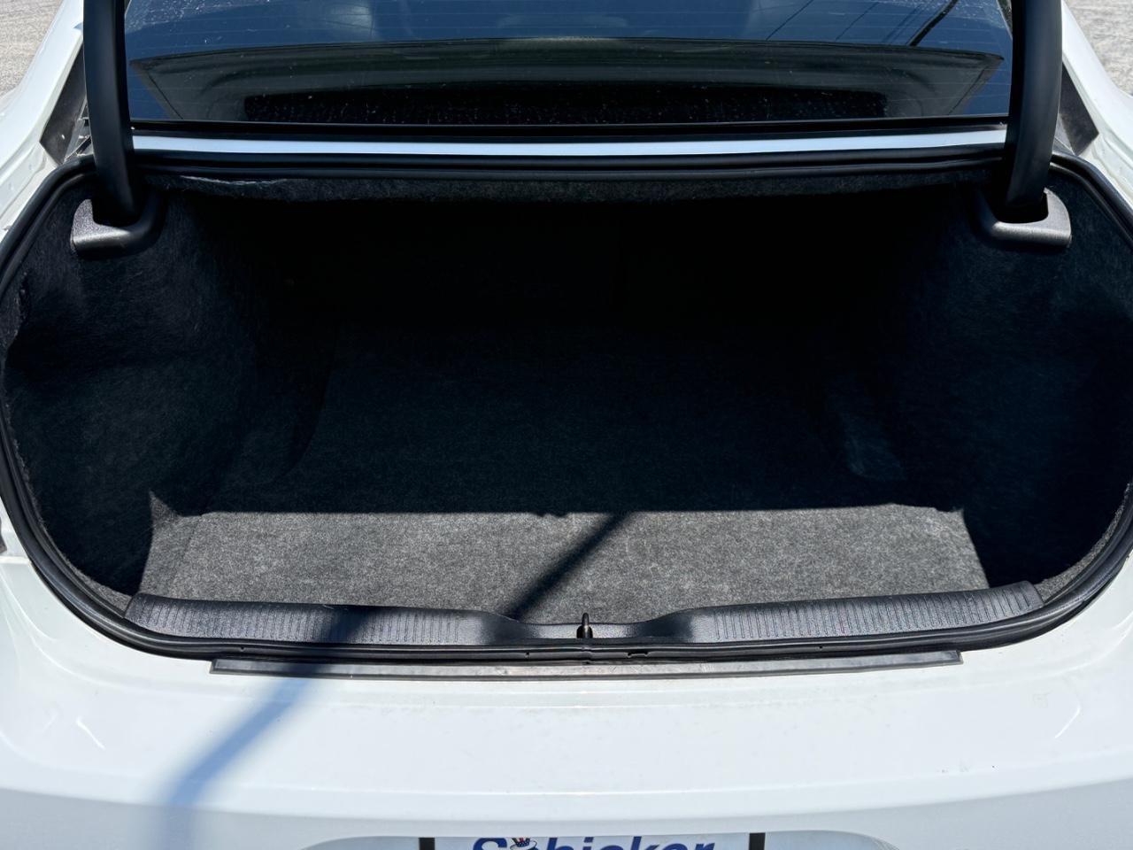 Dodge Charger Vehicle Full-screen Gallery Image 04