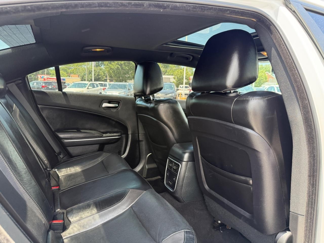 Dodge Charger Vehicle Full-screen Gallery Image 10