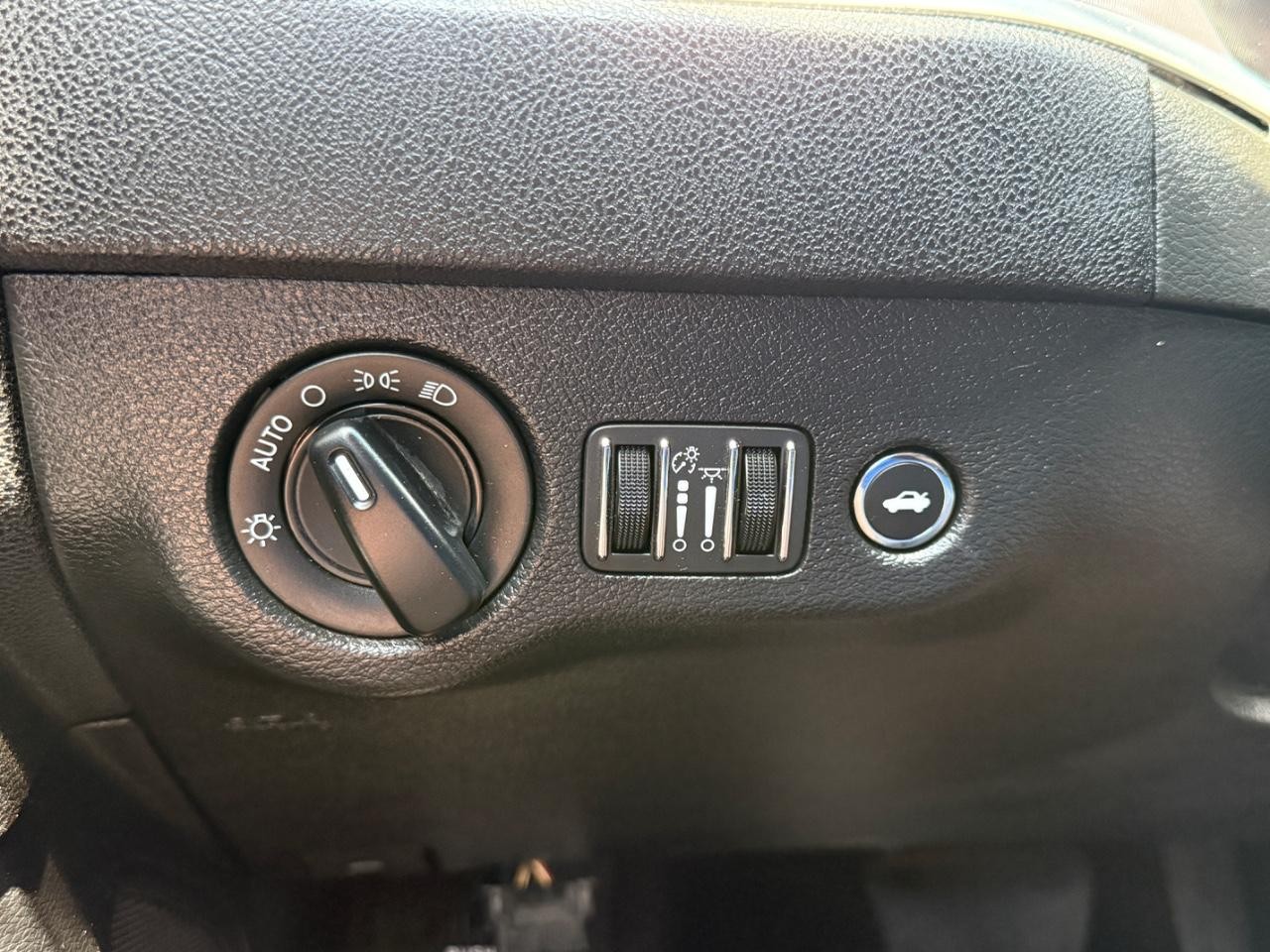 Dodge Charger Vehicle Full-screen Gallery Image 18