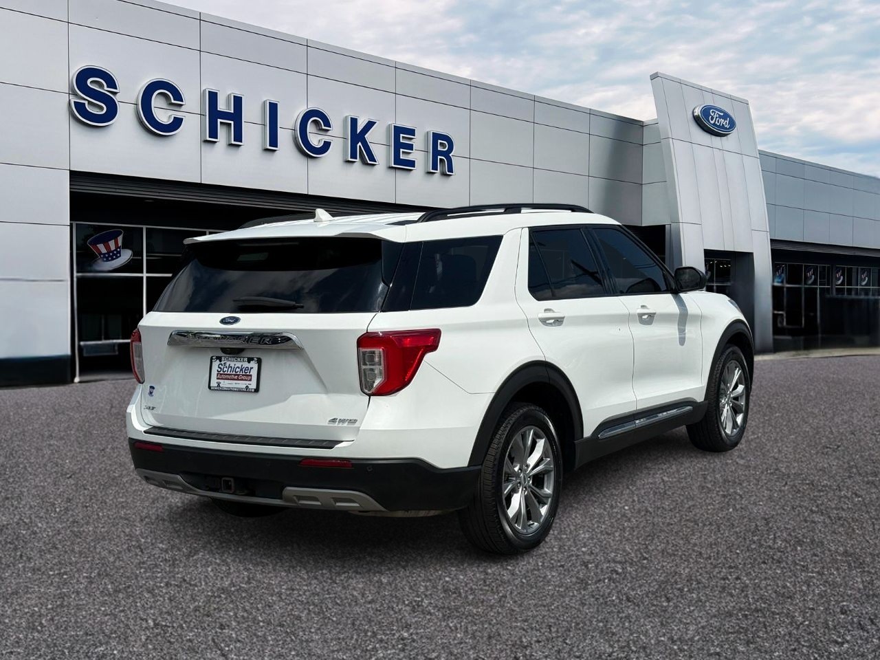 Ford Explorer Vehicle Full-screen Gallery Image 02