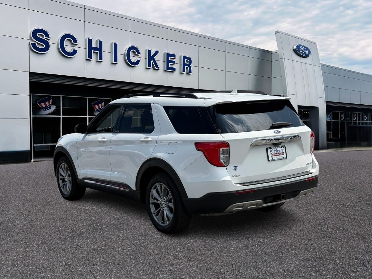 Ford Explorer Vehicle Full-screen Gallery Image 03
