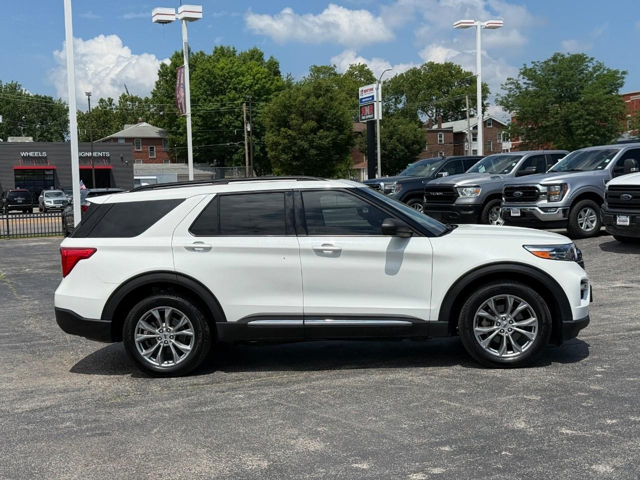 Ford Explorer Vehicle Full-screen Gallery Image 05