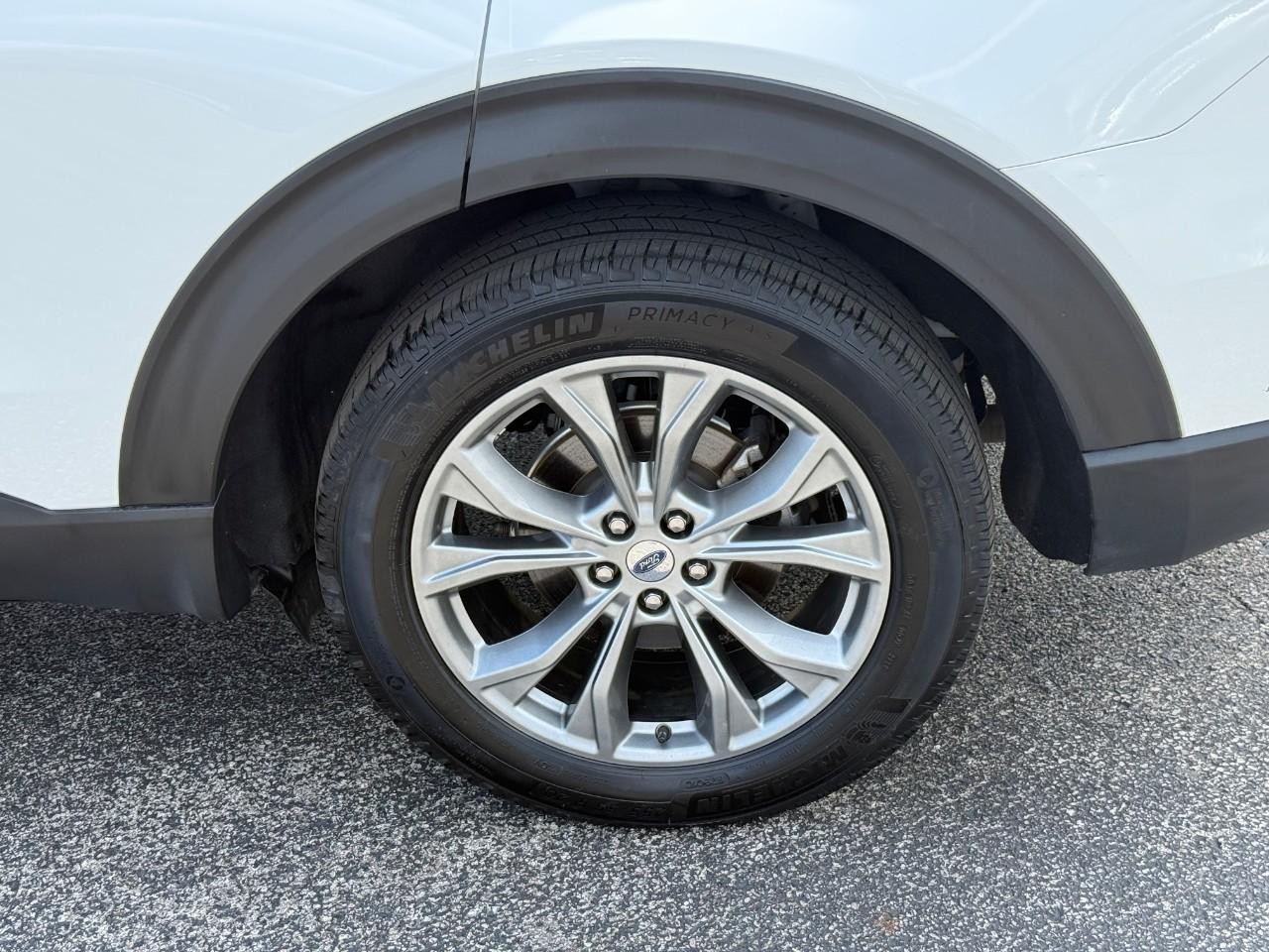 Ford Explorer Vehicle Full-screen Gallery Image 06