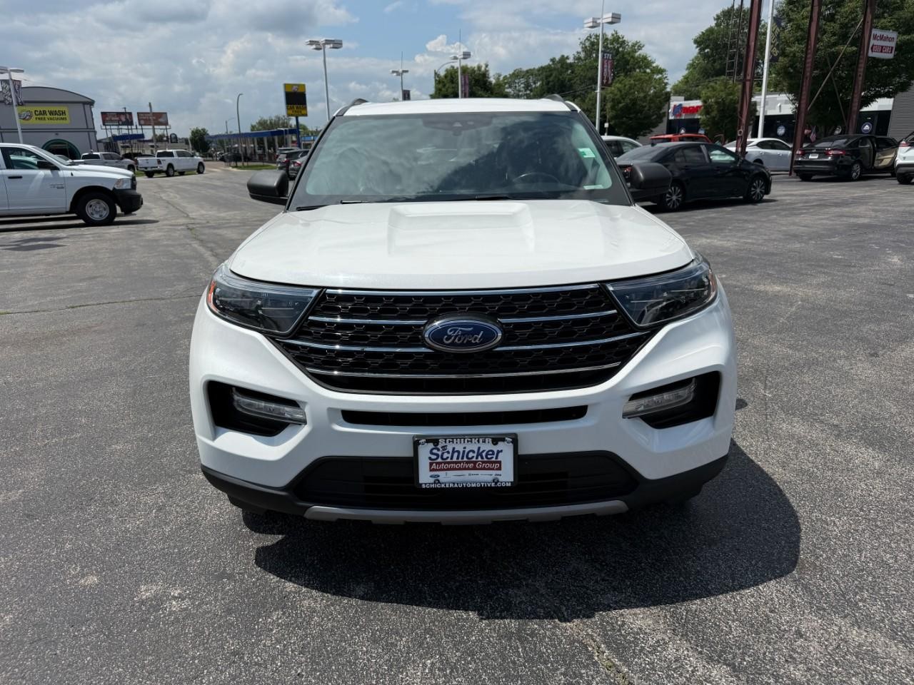 Ford Explorer Vehicle Full-screen Gallery Image 09