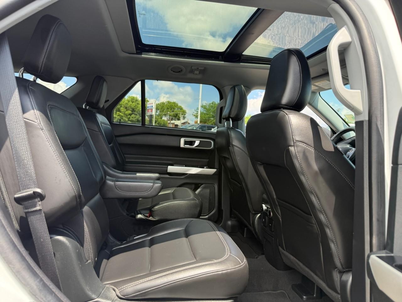 Ford Explorer Vehicle Full-screen Gallery Image 10