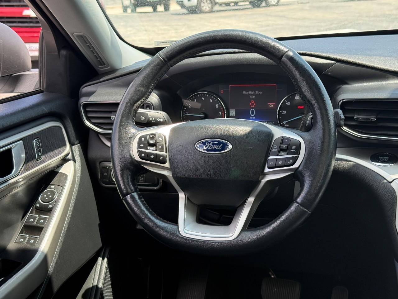Ford Explorer Vehicle Full-screen Gallery Image 13