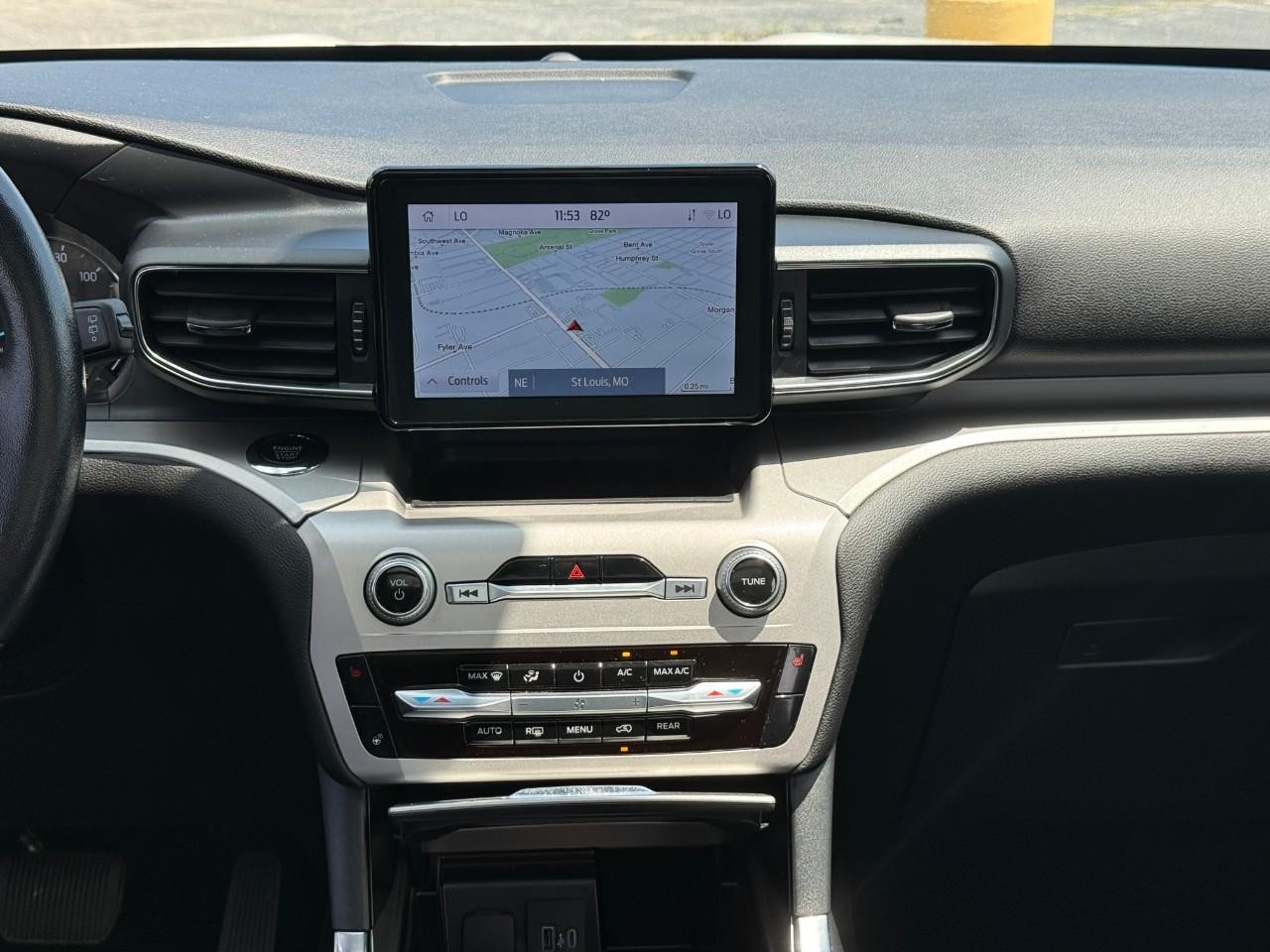 Ford Explorer Vehicle Full-screen Gallery Image 14