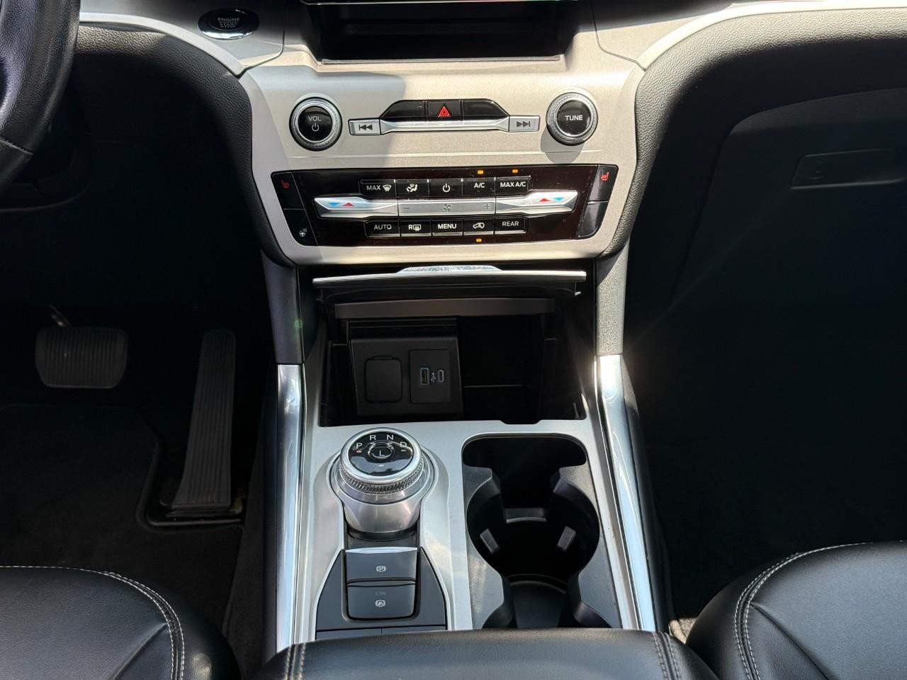 Ford Explorer Vehicle Full-screen Gallery Image 15