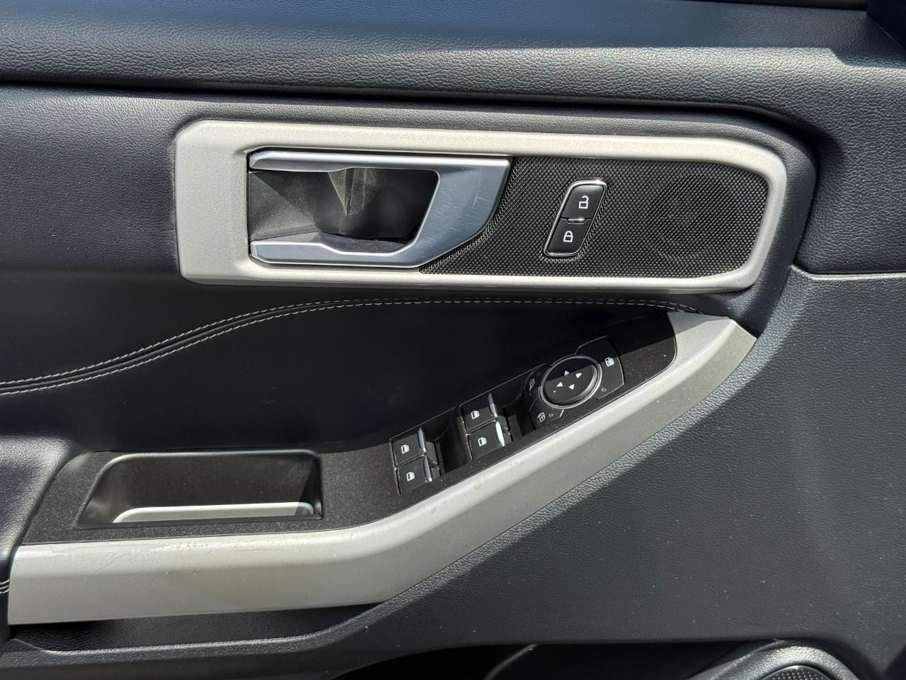 Ford Explorer Vehicle Full-screen Gallery Image 16
