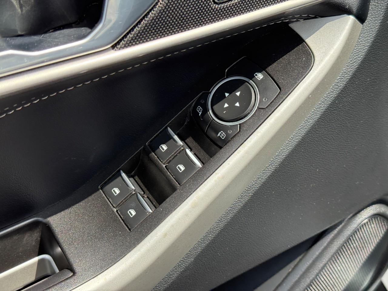 Ford Explorer Vehicle Full-screen Gallery Image 17