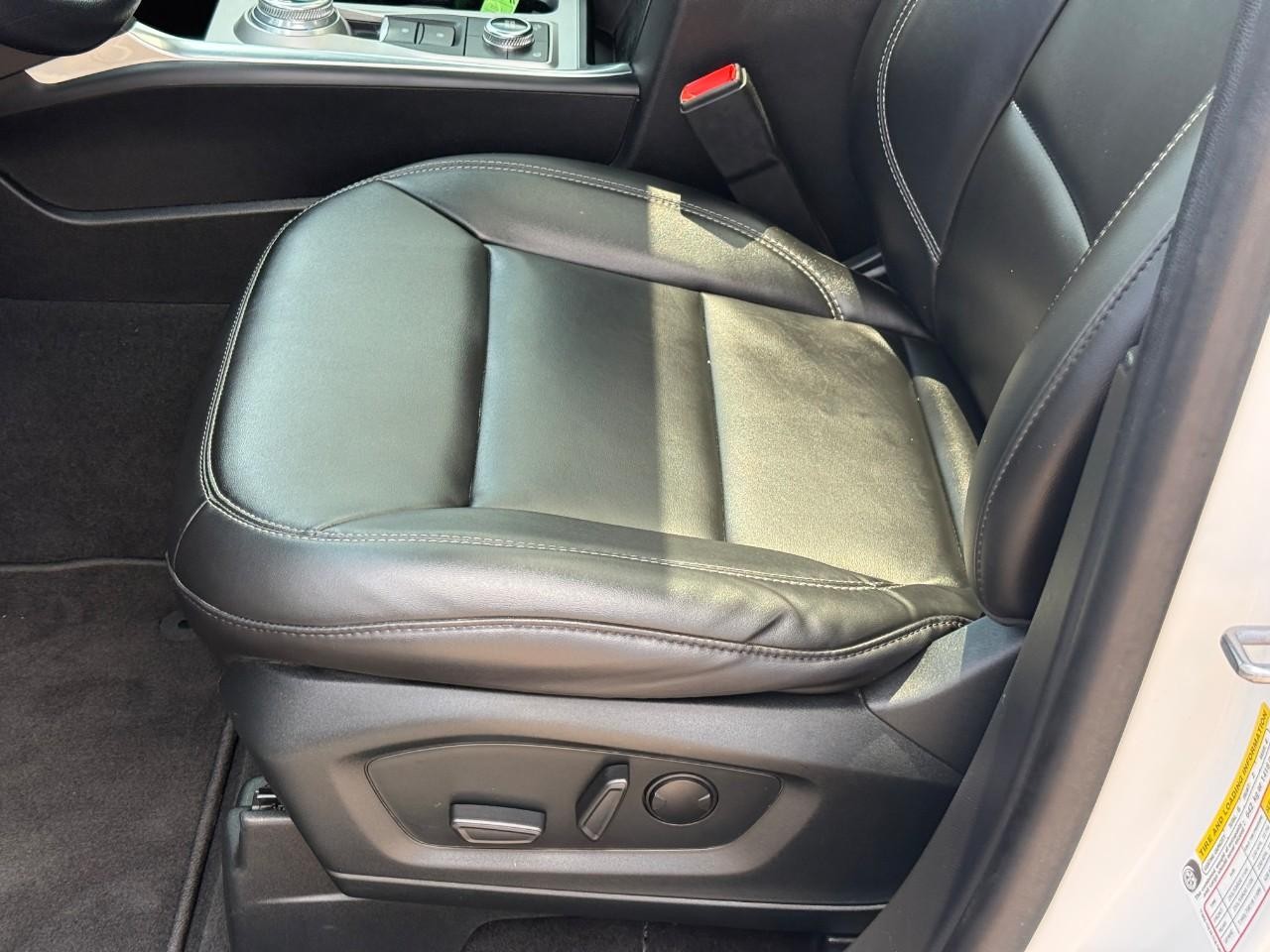Ford Explorer Vehicle Full-screen Gallery Image 18