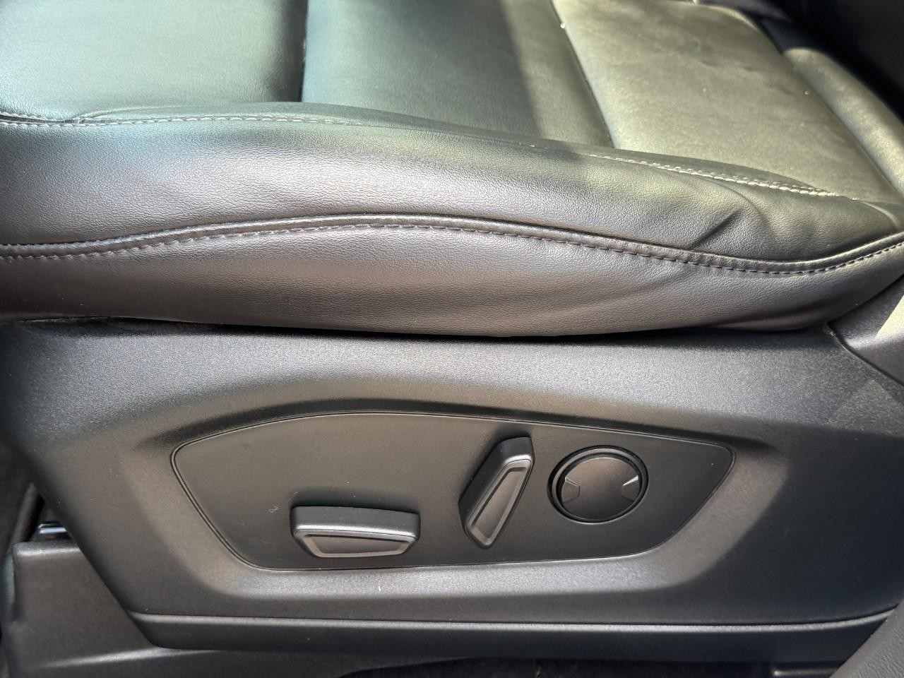 Ford Explorer Vehicle Full-screen Gallery Image 19