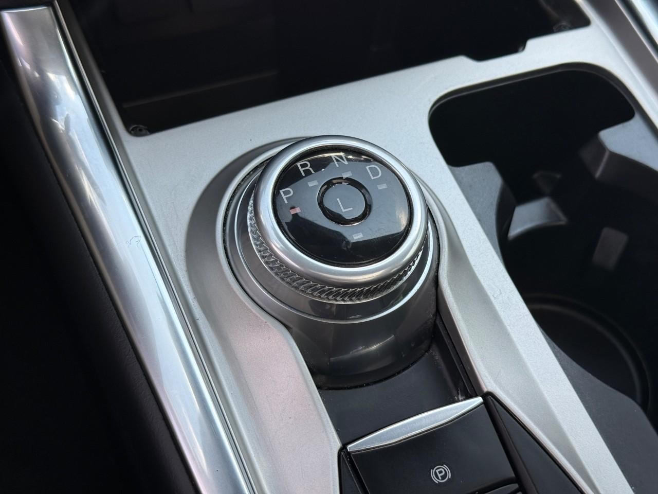 Ford Explorer Vehicle Full-screen Gallery Image 23