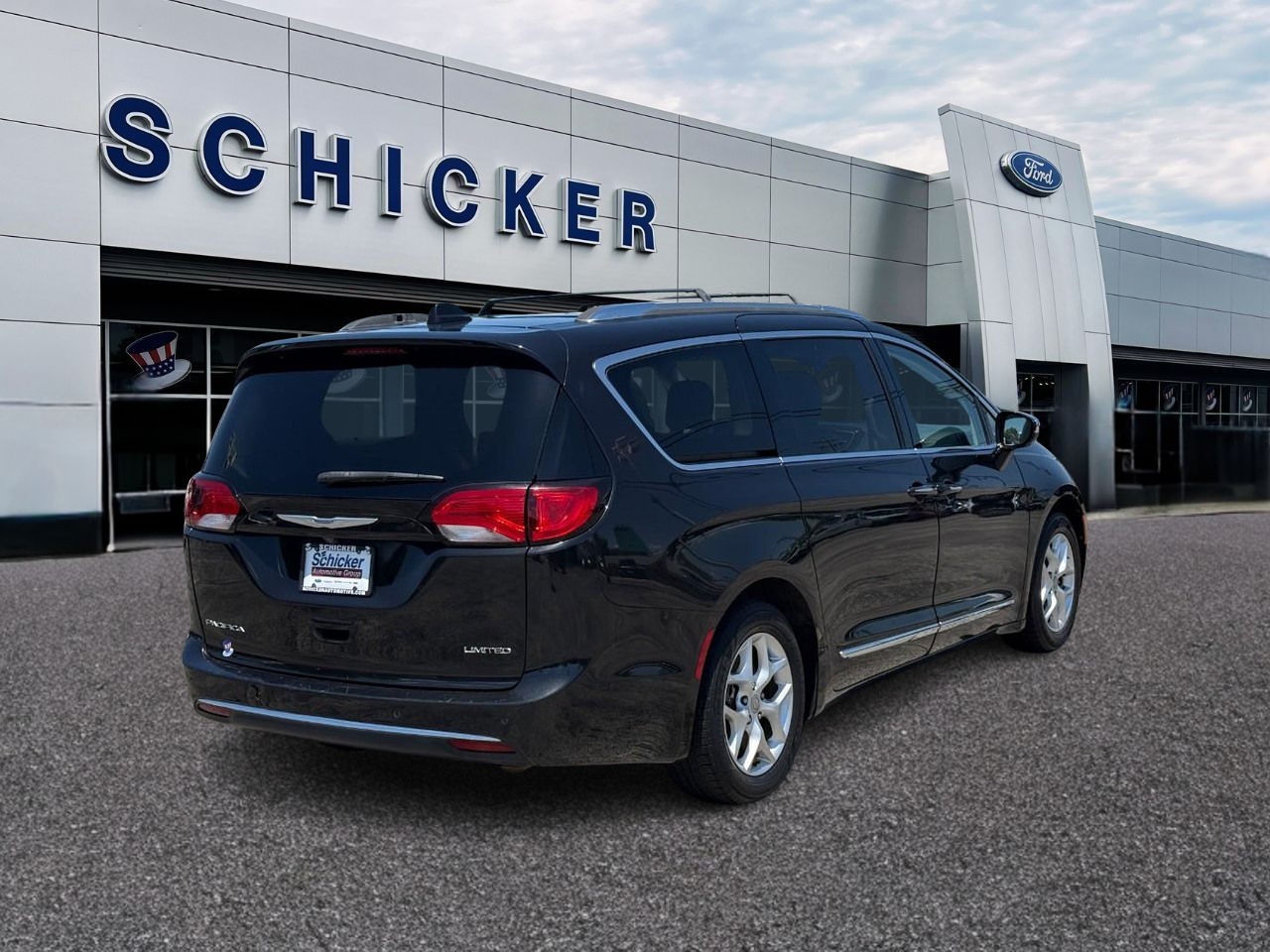 Chrysler Pacifica Vehicle Full-screen Gallery Image 02