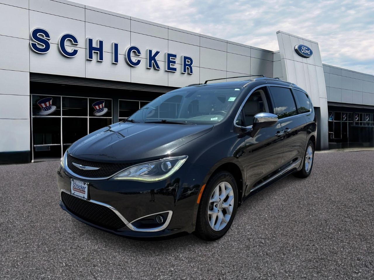 Chrysler Pacifica Vehicle Full-screen Gallery Image 04