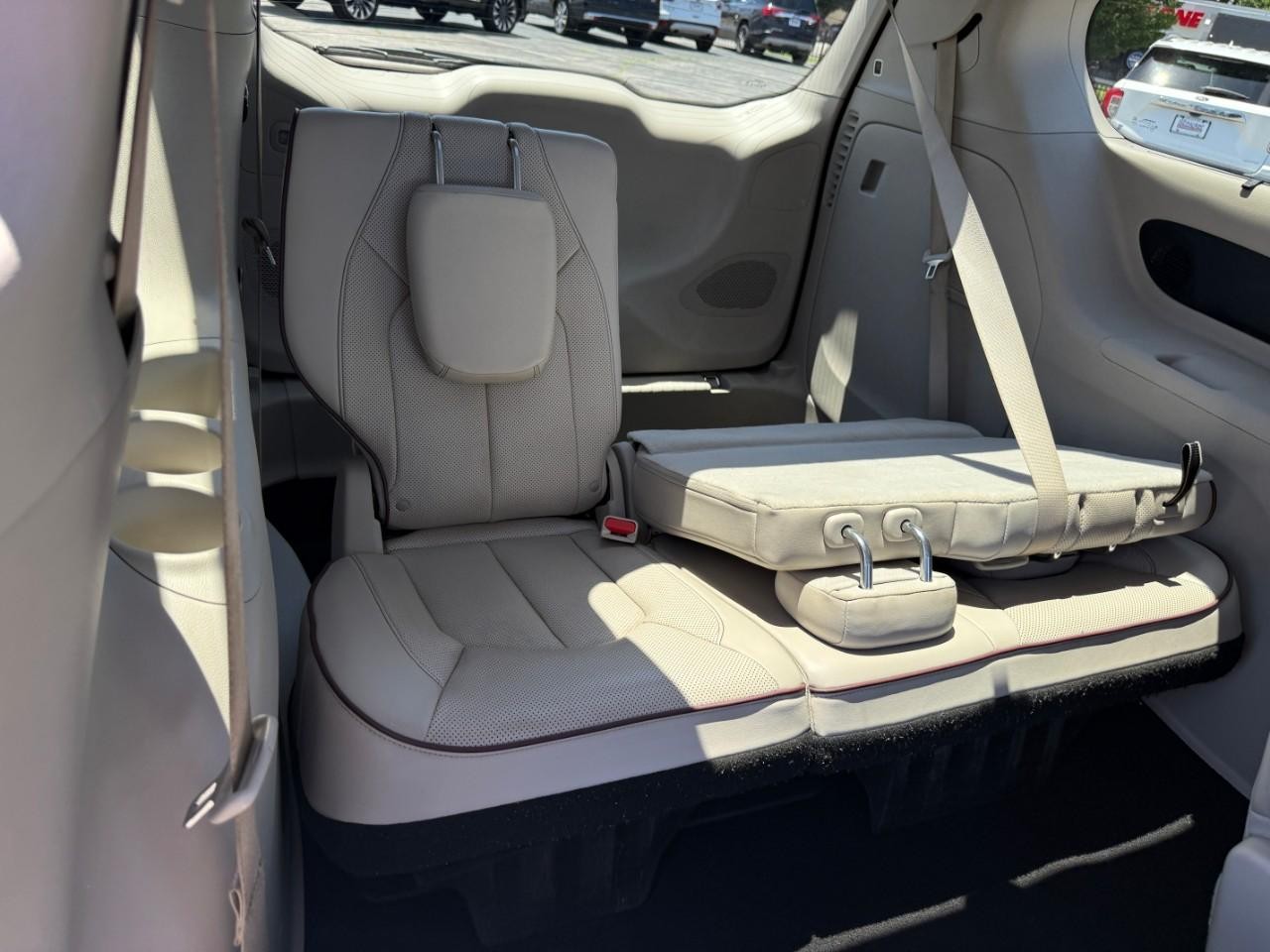 Chrysler Pacifica Vehicle Full-screen Gallery Image 12