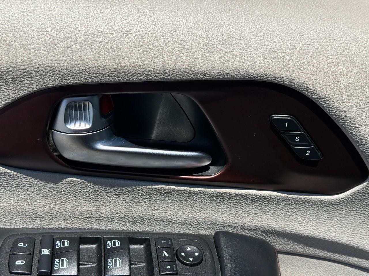 Chrysler Pacifica Vehicle Full-screen Gallery Image 18