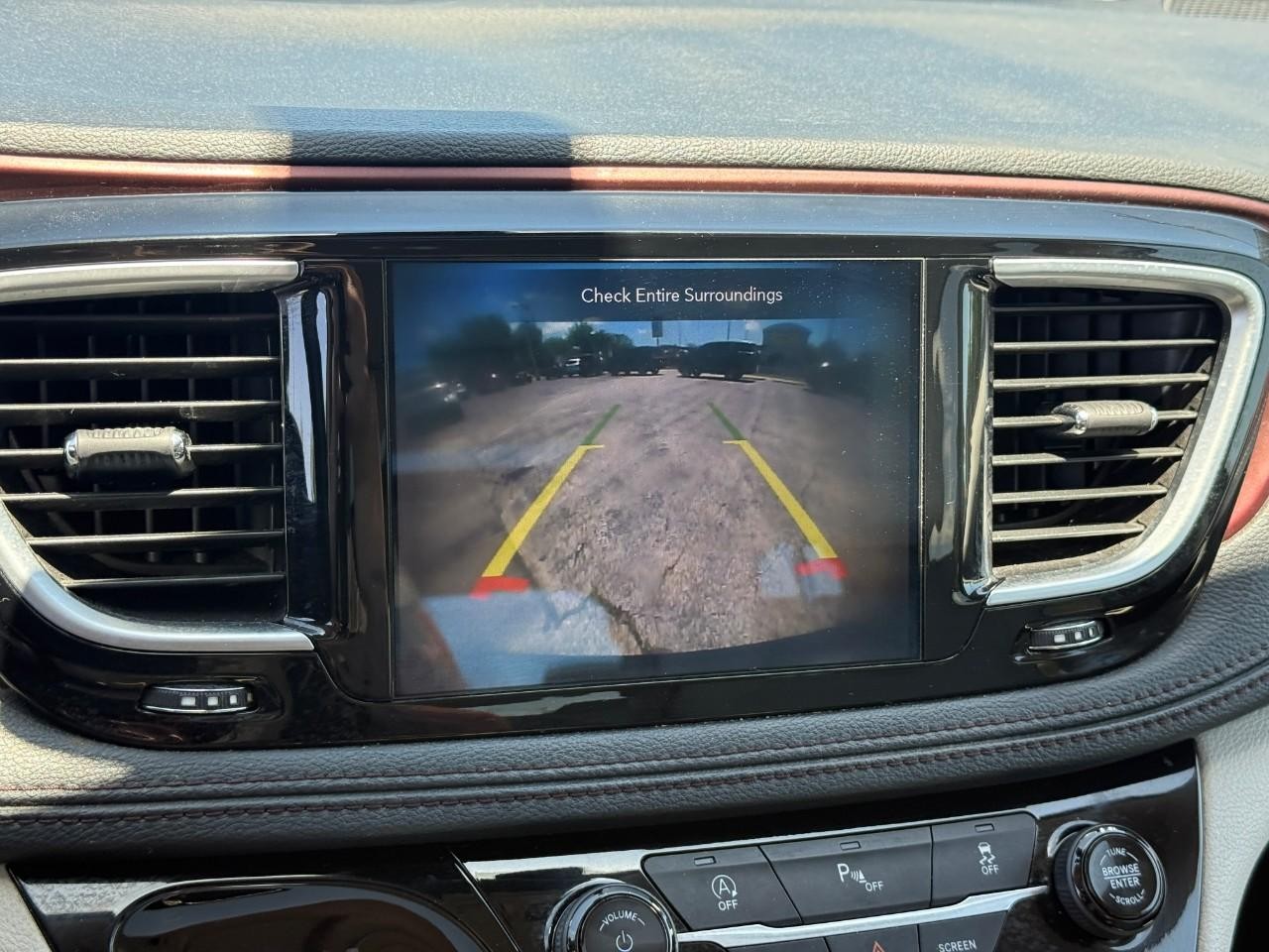 Chrysler Pacifica Vehicle Full-screen Gallery Image 26