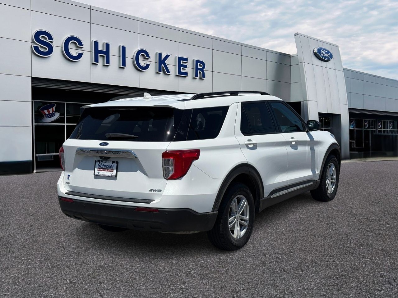 Ford Explorer Vehicle Full-screen Gallery Image 02