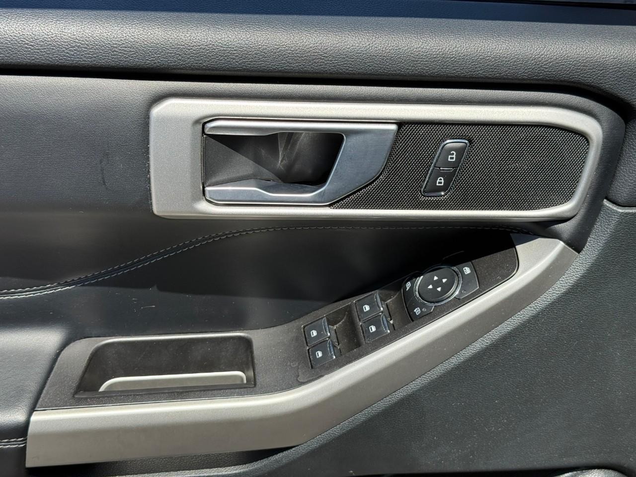 Ford Explorer Vehicle Full-screen Gallery Image 13