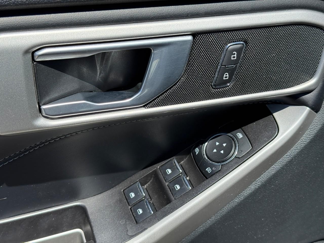 Ford Explorer Vehicle Full-screen Gallery Image 14