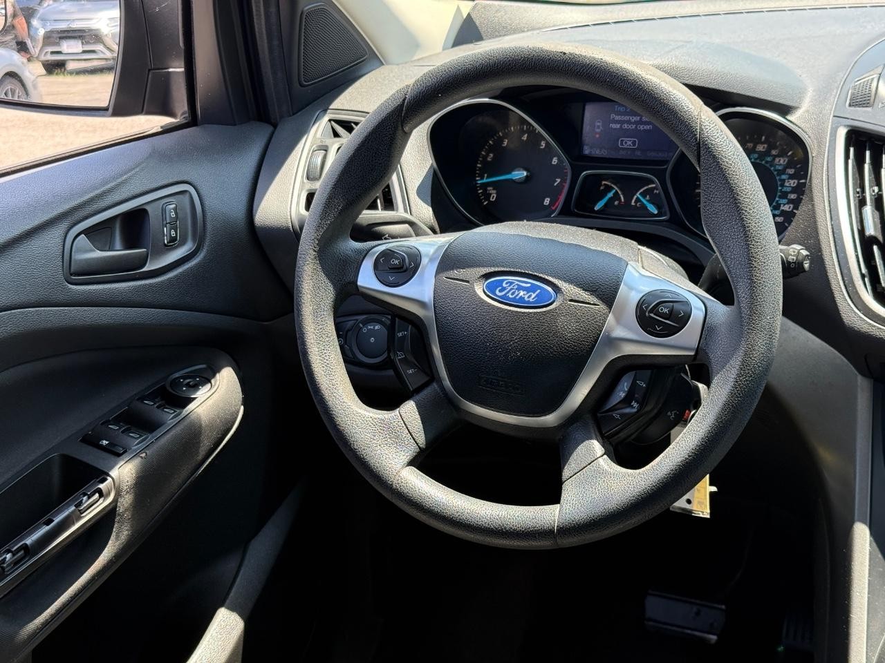 Ford Escape Vehicle Full-screen Gallery Image 12
