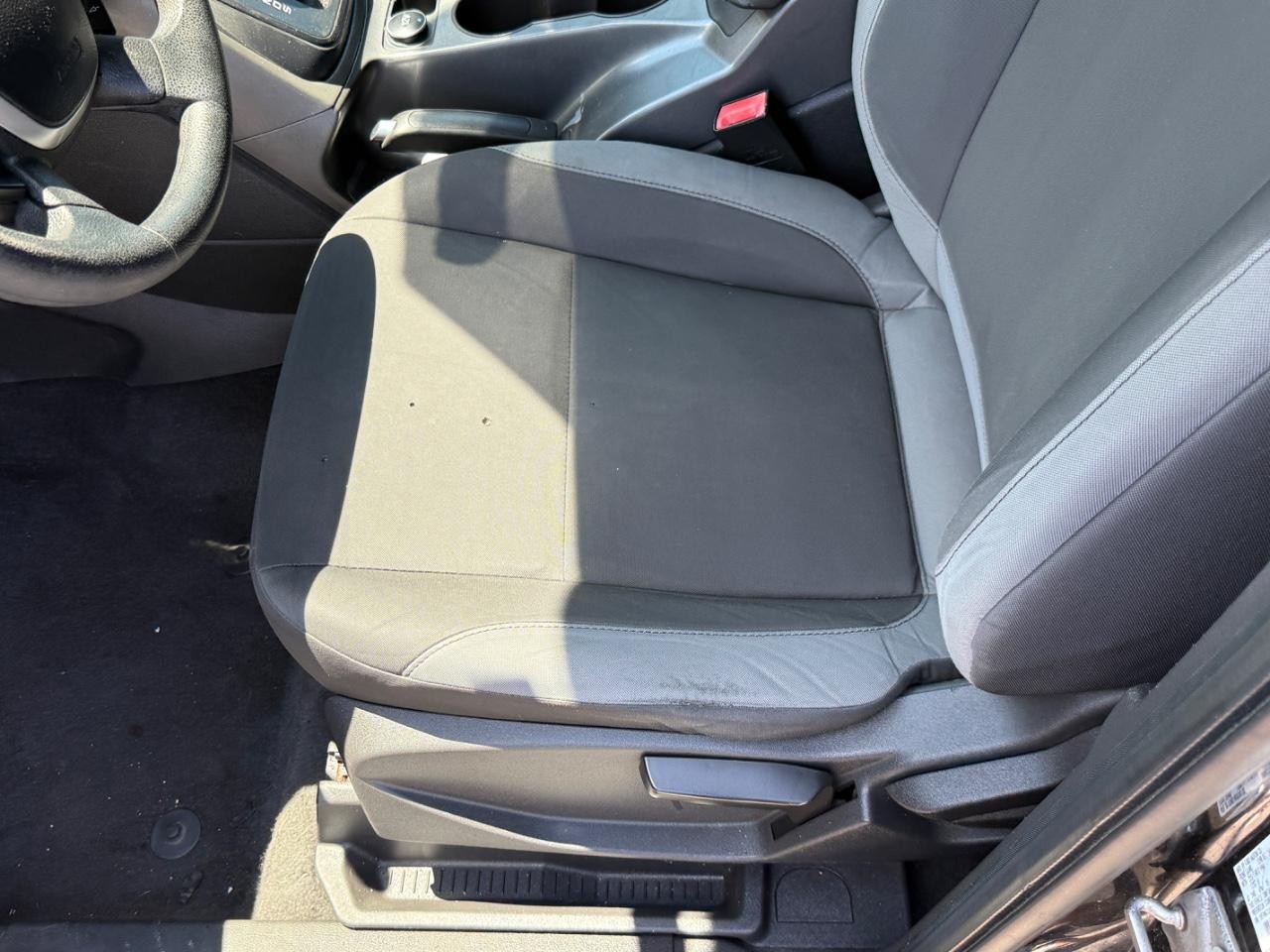 Ford Escape Vehicle Full-screen Gallery Image 16