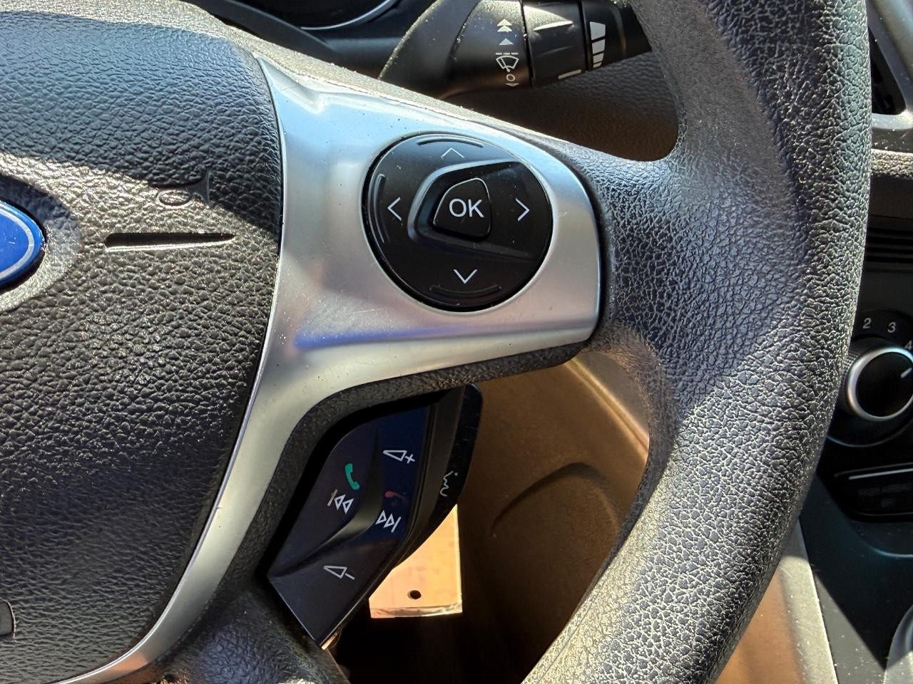 Ford Escape Vehicle Full-screen Gallery Image 18
