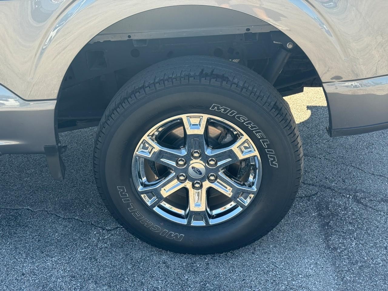 Ford F-150 Vehicle Full-screen Gallery Image 06