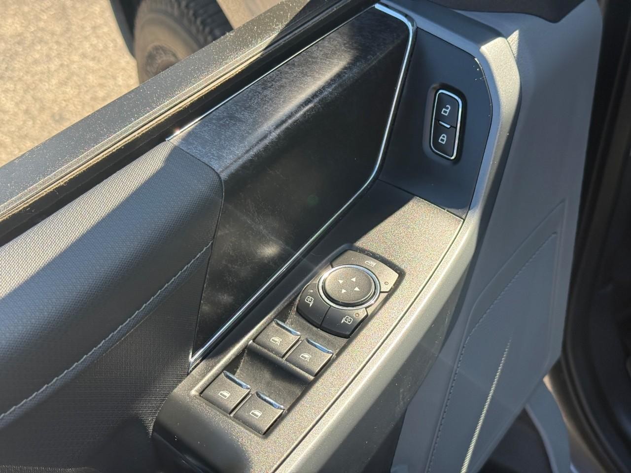Ford F-150 Vehicle Full-screen Gallery Image 15