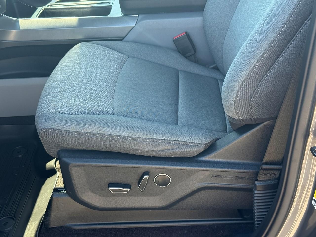 Ford F-150 Vehicle Full-screen Gallery Image 16