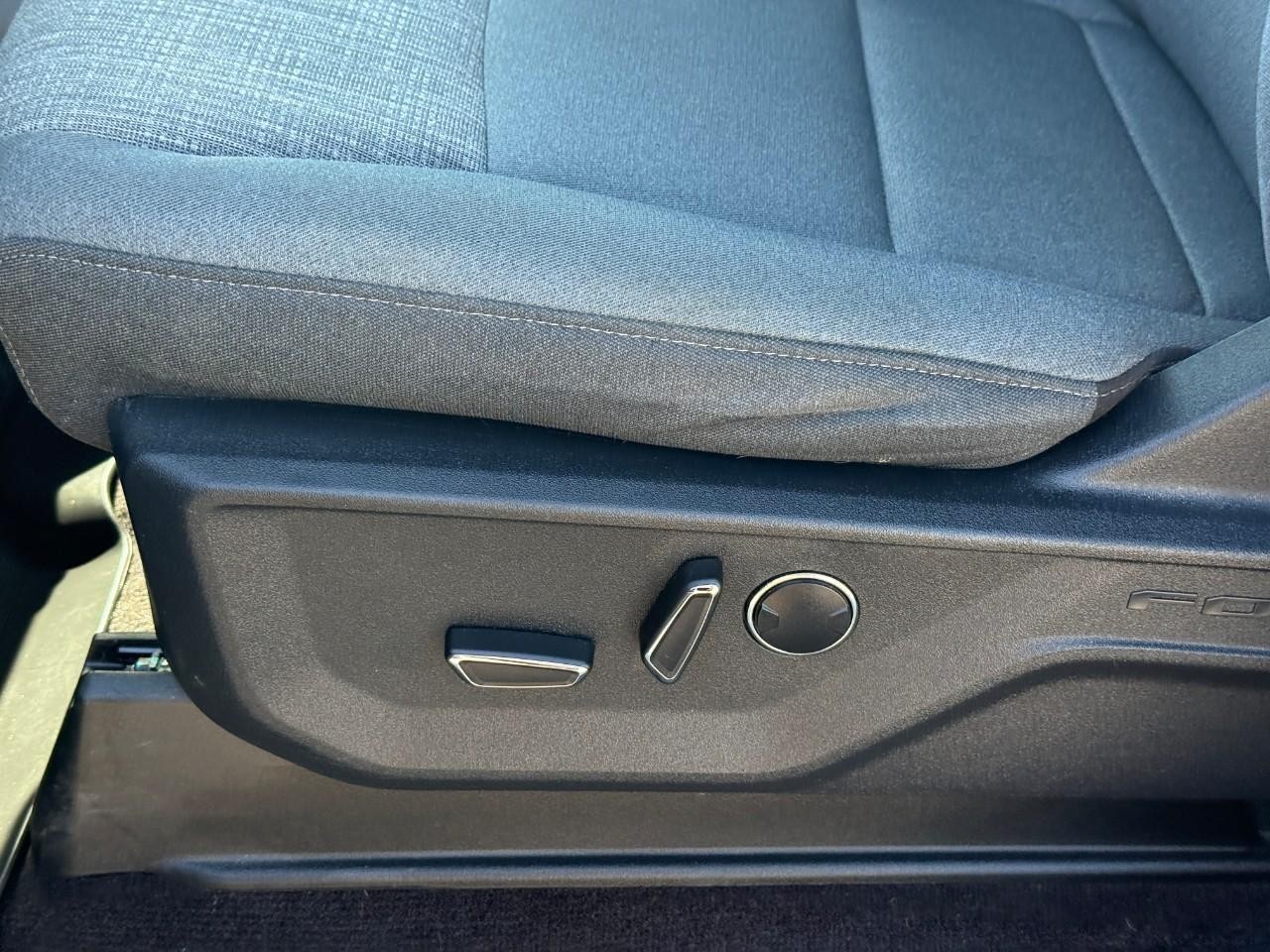 Ford F-150 Vehicle Full-screen Gallery Image 17