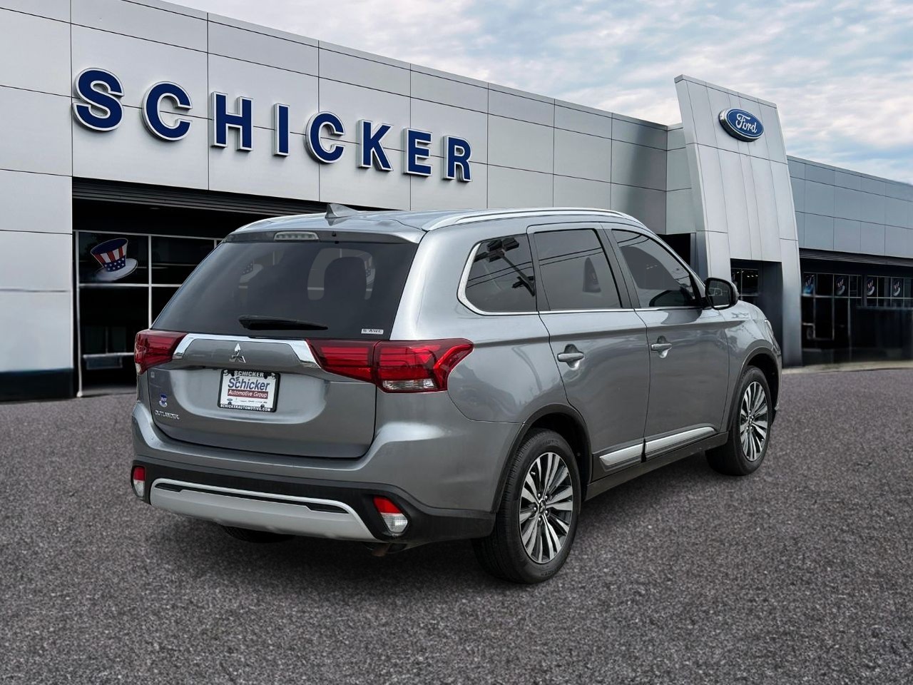 Mitsubishi Outlander Vehicle Full-screen Gallery Image 02